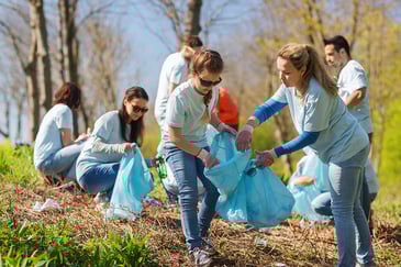 volunteers clean up litter